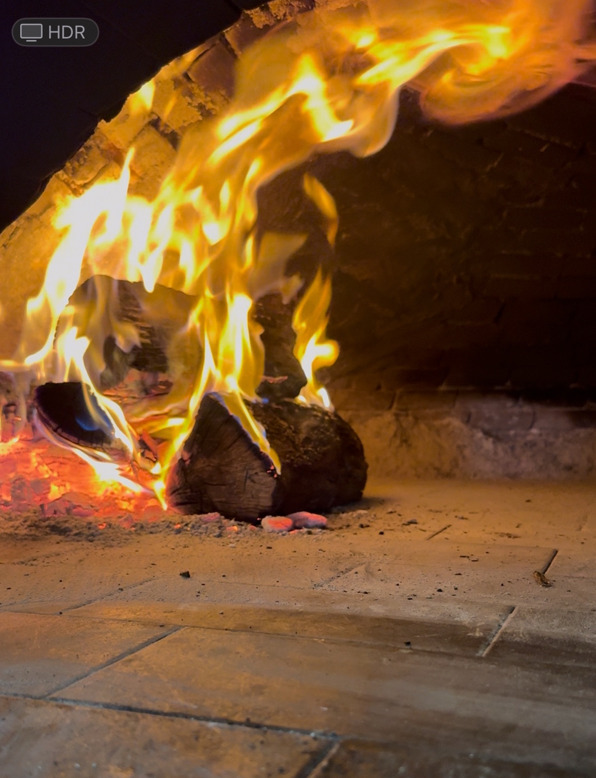 Leña encendida en el interior del horno de Archivo